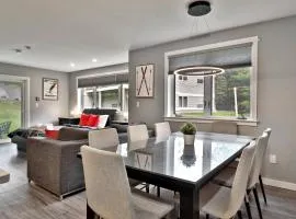 Spacious 2RM-2BA Condo in the Heart of the Town, Summer Pool, Shuttle Route
