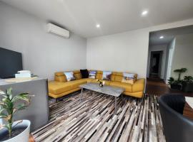 Auckland Urban Escape - Central, Connected & Comfy، فندق في أوكلاند