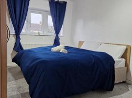 Cosy large double room, hotel in Basildon