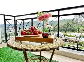 The Retreat, Mountain, Sunrise & Bee farm view , Hilltop Hotel Apartment In Kea Farm, Cameron Highlands