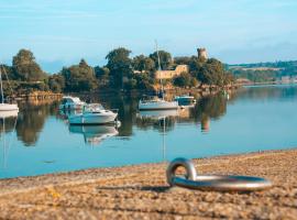 Gîte de charme vue mer - bord de Rance proche St Malo Dinan, hôtel à Pleudihen-sur-Rance