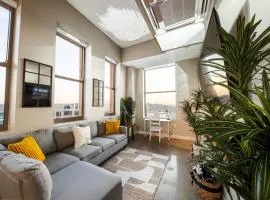 King Bed, Reds, Bengals, Free Parking, Downtown Cincy