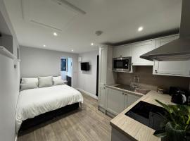 Alver Lodge , Self contained studio, cabin in Lee-on-the-Solent