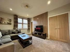 CENTRAL SERVICED APARTMENTS - 2 Double Bedrooms - Monifieth - Sleeps 4 - Modern & Unique - Smart TV & WiFi - Fully Equipped Kitchen - Spacious & Unique