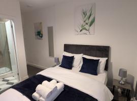 Contractor Home 4BR all ensuite & TVs, NR Stadium, hotel en Wolverhampton
