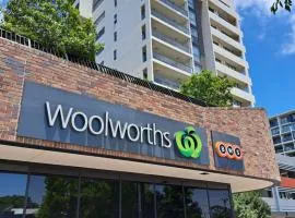 Hurstville Luxe 1BR above shops & nr train, Game Console & Free Netflix