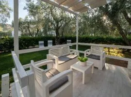 saracena Holiday Home with Private Beach and Swimming Pool