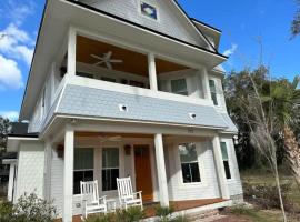 Gator Grove - Queen Ann White - New Build!, hotel a Gainesville