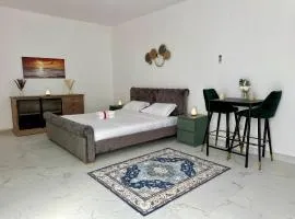 Cozy private room in Jumeirah villa near the Beach