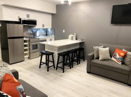 COZY LOON MOUNTAIN ESCAPE - Free shuttle, Pool, Hot tub, River&Mnt Views, hotel in Lincoln