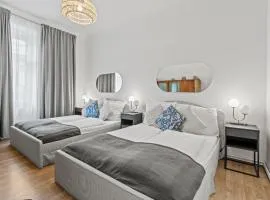 Spacious 2 Bedroom I 2 Minutes to Metro and Train Station