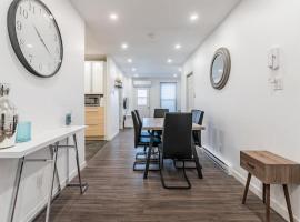 Huge 3 Bedroom Condo with a Large Patio, condo στο Μόντρεαλ
