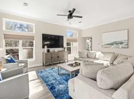 Gulf Coast Retreat with Pool 1 Mile to Beach