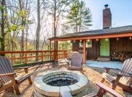 Peaceful Heights with Cozy Decks and Smart TV, hotel di Townsend