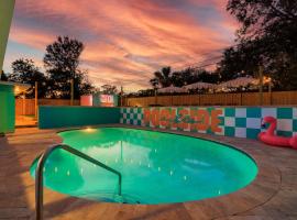 Private Pool 6 MI to Clearwater Beach Fire Pit Game Room, hotel in Clearwater