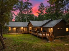 LUXE, 2 miles to Downtown, Hot Tub, Fire Pit, Secluded Serenity of the Blue Ridge Mountains, hotel in Asheville