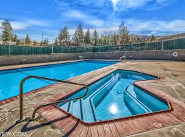 Mv71 Heavenly remodel condo pool hot tub, hotel v destinaci Stateline
