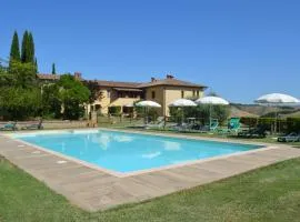 Large apartment with shared swimming pool in Crete Senesi