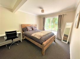 Luxury Mountain Retreat with Gym, Heated Private Pool & Bush Views, hotel v destinaci Springwood