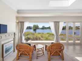 Stunning Lake Views & Hospital Location, hotel in Hamilton
