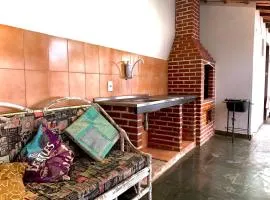 Casa Grande Com Churrasqueira E Garagem