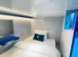 Rosalyne Sleepbox Tugu Mangkubumi、Jetisのカプセルホテル
