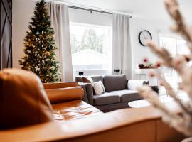 Mid-Century Modern King Suite - Luxurious Getaway, Hotel in Salem