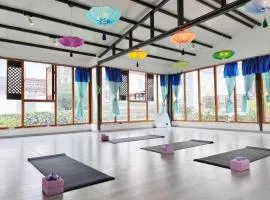Dali Lily Pad Inn