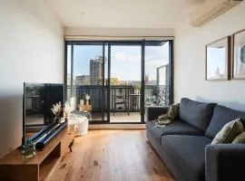 Urban Drift - Cosy Balcony Nook near Waterfront