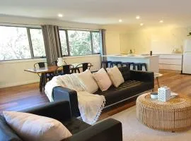 'Martha Jane's - Bay Views' by Accom Holidays