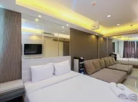 Modern and Comfy 1BR Apartment at Woodland Park Residence By Travelio