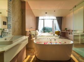Koh Talu On Shore Hotel & Resort, hotel v destinaci Bang Saphan