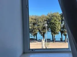Sirolo, trilocale in piazza con vista mare - S035