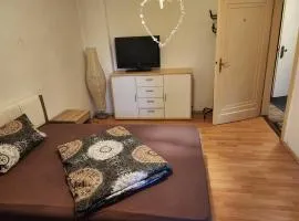 HBS TOP- PREIS, 2 Zimmer SD FeWo, 2x Doppelbett 1 Einzelbett möglich 54 qm, große Küche Bad WC Einfach und gut VB-Preis
