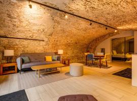 Luxurious renovated apartment in Utrecht City center with view on the old canal, chalupa v destinaci Utrecht