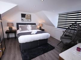Spacious 4Bedroom Apartment at Prime Market Street, Watford, Hotel in Watford
