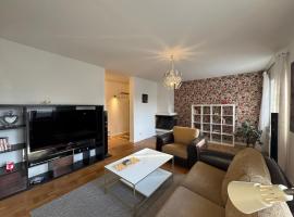 Extra Stor Lägenhet Ny Design med Öppen Spis, Balkong, Parkettgolv, Stor Smart TV, Hotel in Ljungaverk