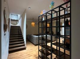 Boho Artisan Penthouse, hotel v destinaci Davangere