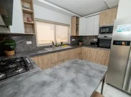 Peaceful Corner Penthouse 3 bed with views