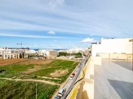 Peaceful Penthouse 3 bed with views - by HostMT