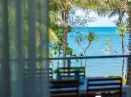 Sublime Palm Cove 2BR Beachfront Apt - Lagoon Pool
