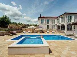 Luxury villa La Perla with heated pool