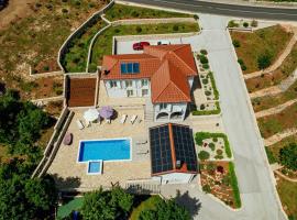 Luxury villa La Perla with heated pool, Hotel in Krivodol