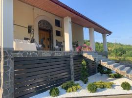 Retreat, hotel in Svaliava