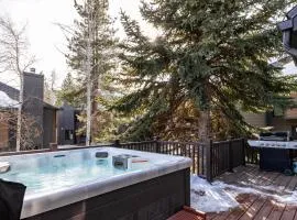 Hidden Creek Canyons Retreat, Alpine Charm, Private Hot Tub, Sleeps 8, Cozy Fireplace,