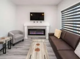 NEW Family 3BR w Yard, Sleeps 8! FREE Banff Pass, Wine, Netflix, Parking! Large Group OPTION!