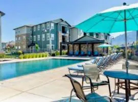 Modern Cozy 2BR Apt with Pool, Hot Tub & GYM