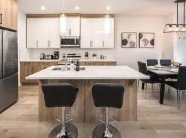 NEW! 3BR Family w Yard - Sleeps 8, FREE Banff Pass, Wine, Netflix & Parking! LARGE GROUP OPTION, ASK US!