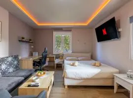 Hot Tub - 5 min to Beaches - Private Garden - Netflix