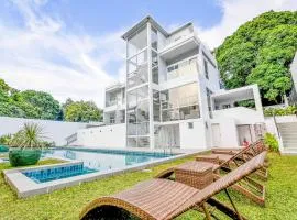 Luxurious Cliff House Tagaytay